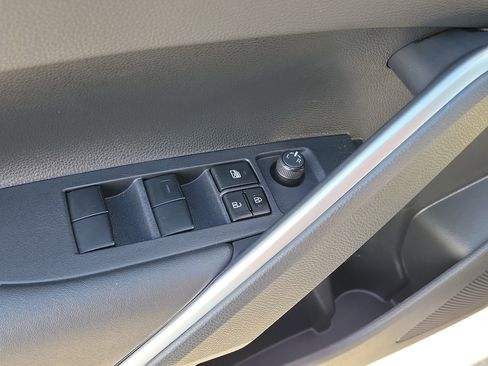 Used 2023 Toyota Corolla Cross XLE image 28