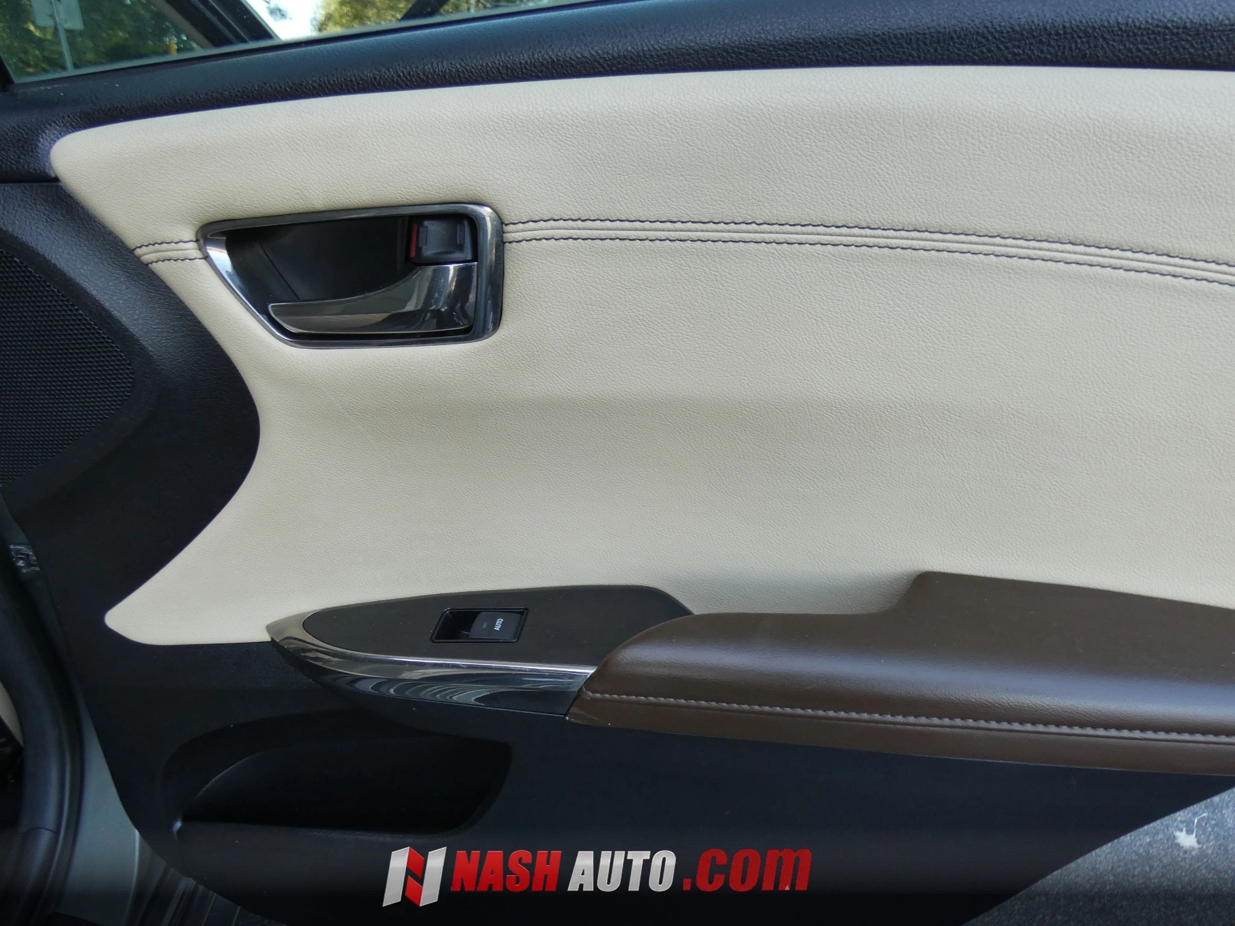 Used 2013 Toyota Avalon Limited FWD image 37
