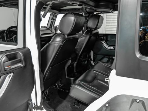 Used 2015 Jeep Wrangler Unlimited Rubicon w/ Connectivity Group AWD/4WD image 41