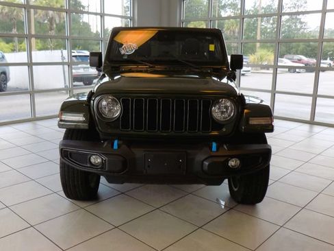 Used 2024 Jeep Wrangler Unlimited w/ Convenience Group AWD/4WD image 2