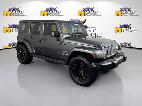 Used 2018 Jeep Wrangler Unlimited Sahara w/ Dual Top Group AWD/4WD image 3