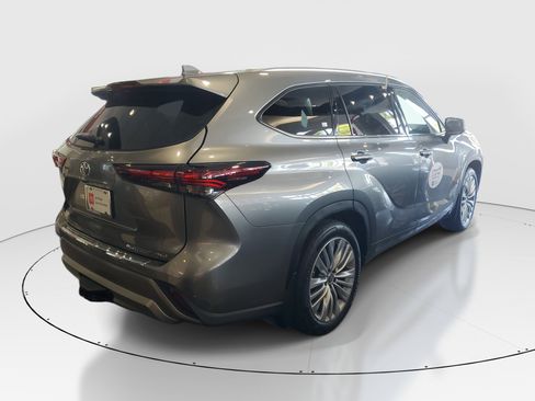 Certified 2025 Toyota Highlander Platinum AWD/4WD image 2