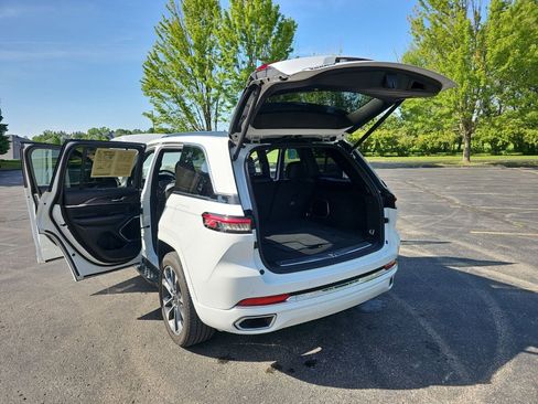 Used 2024 Jeep Grand Cherokee Overland w/ Luxury Tech Group IV AWD/4WD image 21