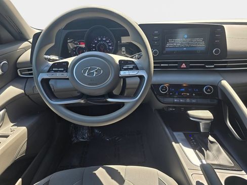 Used 2022 Hyundai Elantra SEL FWD image 19