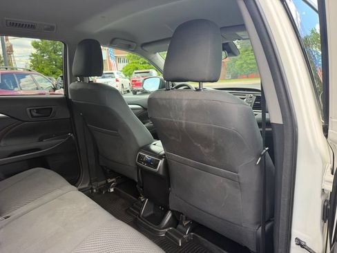 Used 2017 Toyota Highlander LE AWD/4WD image 25