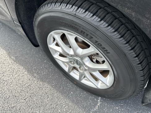 Used 2024 Chrysler Pacifica Touring-L FWD image 8