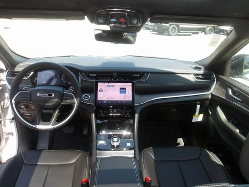 New 2025 Jeep Grand Cherokee L Limited w/ Luxury Tech Group II image 18