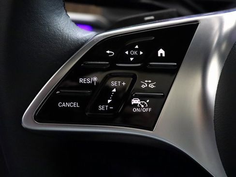 Used 2025 Mercedes-Benz GLC 350e 4MATIC image 4