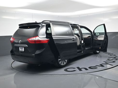 Used 2017 Toyota Sienna Limited Premium image 27
