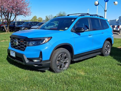 Used 2024 Honda Passport TrailSport image 3