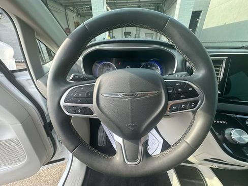 Certified 2022 Chrysler Pacifica Touring-L FWD image 16