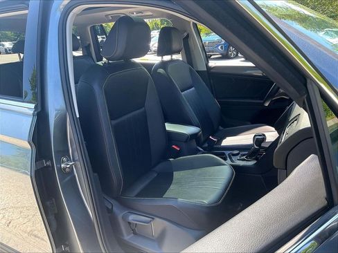 Used 2024 Volkswagen Tiguan SE w/ Panoramic Sunroof Package AWD/4WD image 11