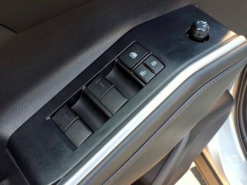 Used 2022 Toyota Highlander XLE FWD image 17