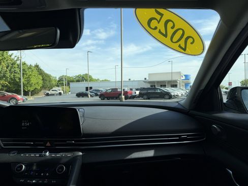 Used 2025 Hyundai Elantra Limited image 22