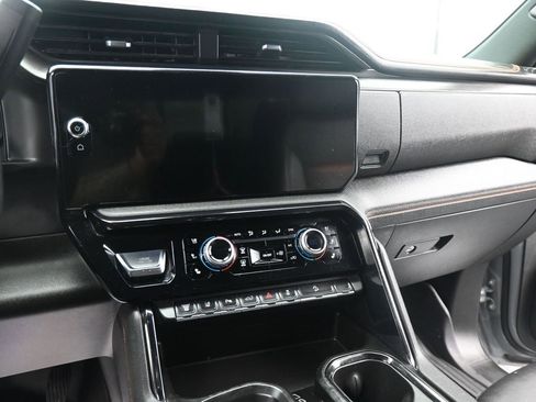 Used 2024 GMC Sierra 2500 AT4 w/ AT4 Preferred Package image 3