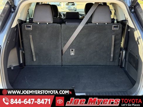Used 2025 Toyota Highlander LE image 30