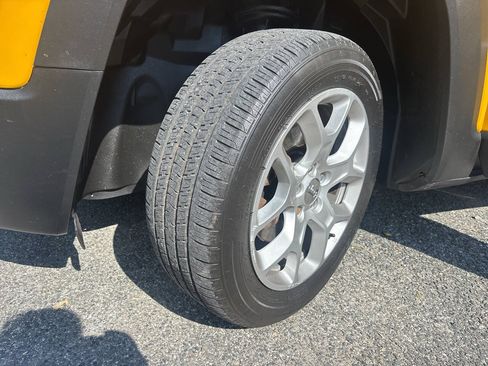 Used 2016 Jeep Renegade Latitude AWD/4WD image 43