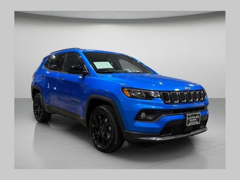 Used 2025 Jeep Compass Latitude w/ Altitude Special Edition AWD/4WD image 1