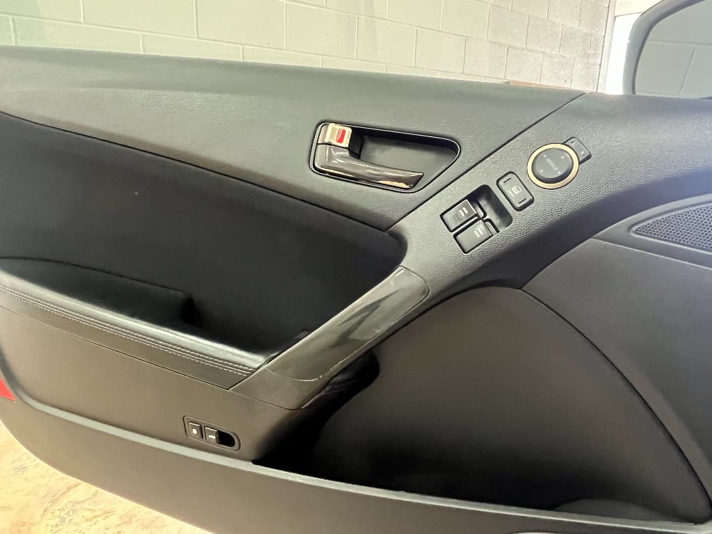 Used 2013 Hyundai Genesis 2.0T RWD image 9
