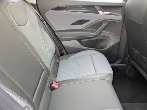 Used 2025 Volkswagen Tiguan SE w/ Panoramic Sunroof Package AWD/4WD image 36