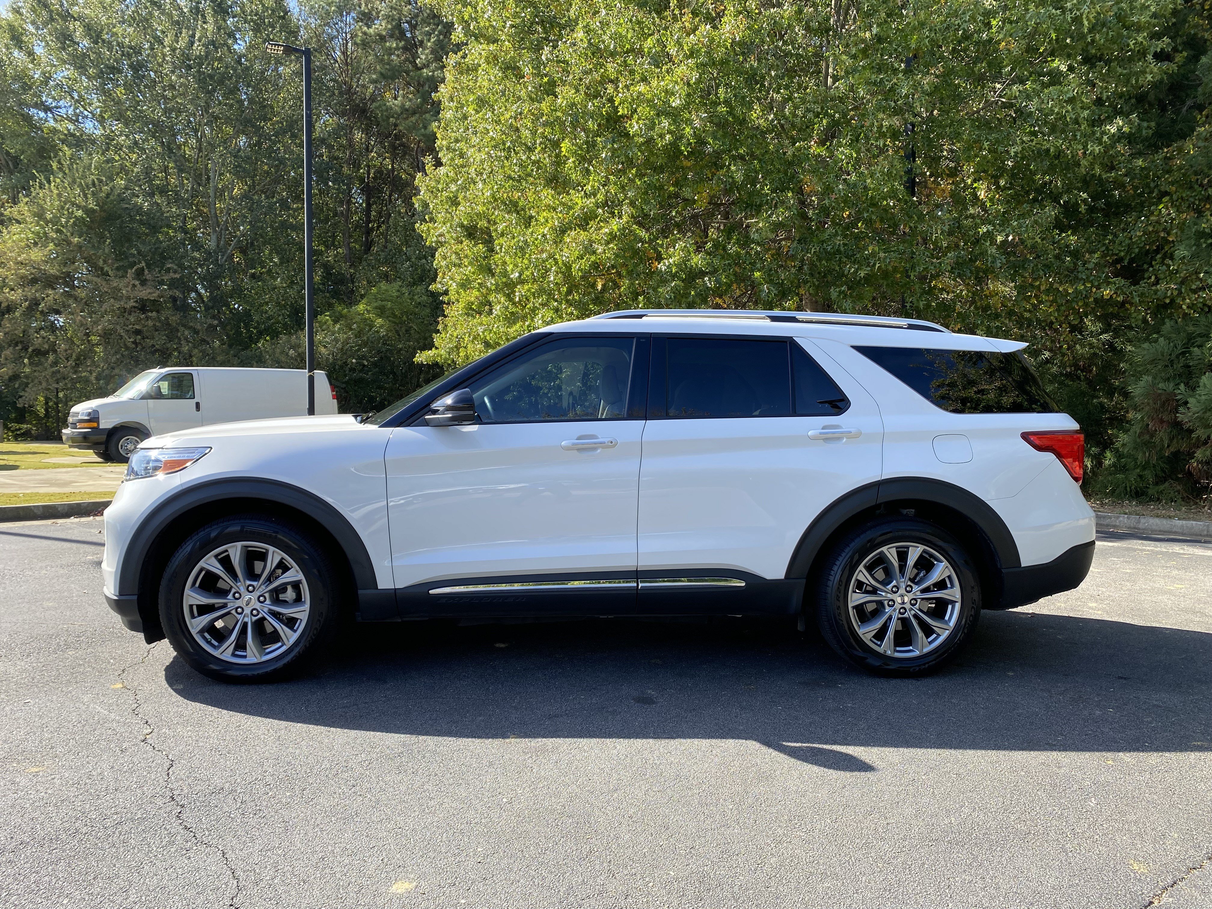 Used 2022 Ford Explorer Limited w/ Equipment Group 301A RWD image 6