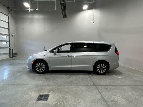 Used 2022 Chrysler Pacifica Touring-L image 9