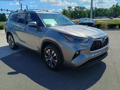 Used 2025 Toyota Highlander XLE AWD/4WD image 3