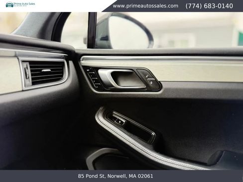 Used 2018 Porsche Macan Turbo AWD/4WD image 32