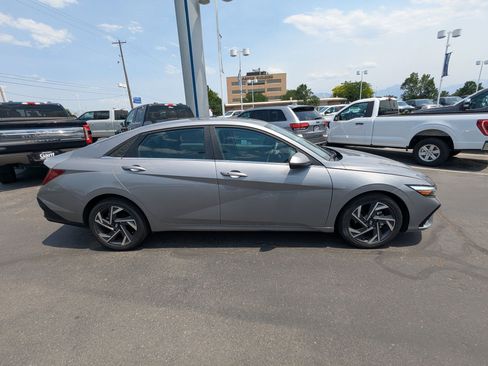 Used 2025 Hyundai Elantra SEL FWD image 2
