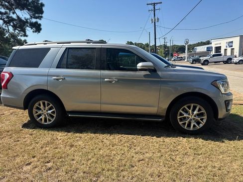 Used 2021 Ford Expedition XLT RWD image 2