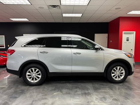 Used 2017 Kia Sorento AWD image 4