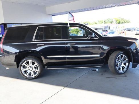 Used 2018 Cadillac Escalade Luxury RWD image 4