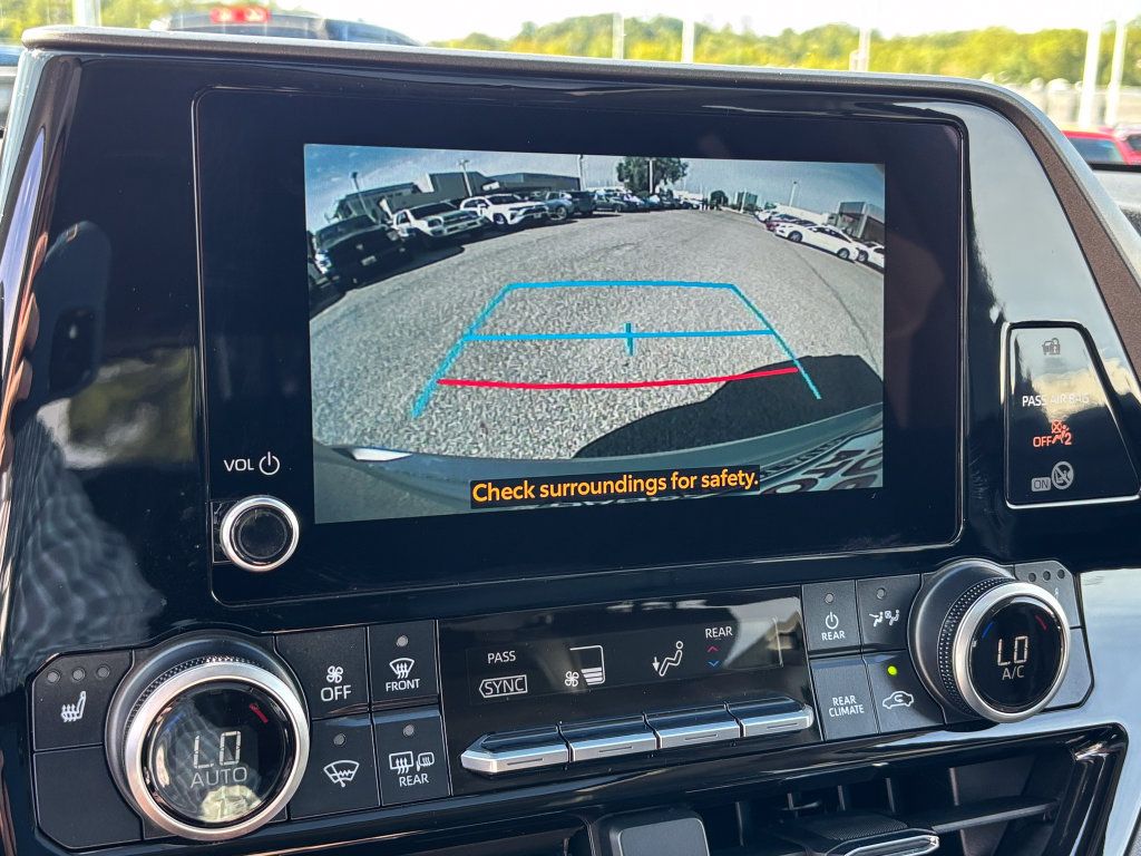 Used 2025 Toyota Highlander XLE AWD/4WD image 34