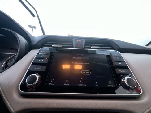 Used 2021 Nissan Versa SV FWD image 16