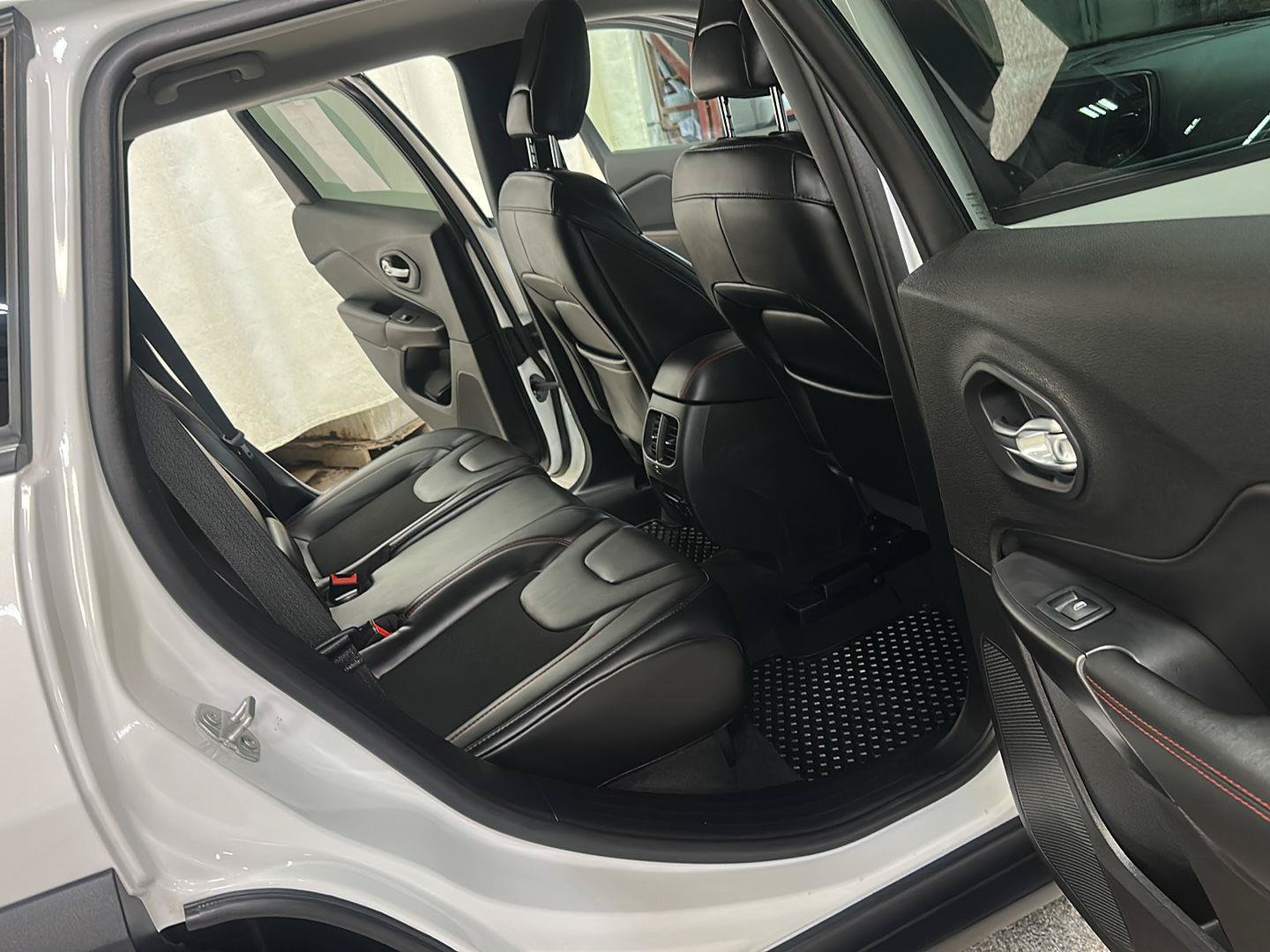 Used 2020 Jeep Cherokee Trailhawk w/ Comfort/Convenience Group AWD/4WD image 29