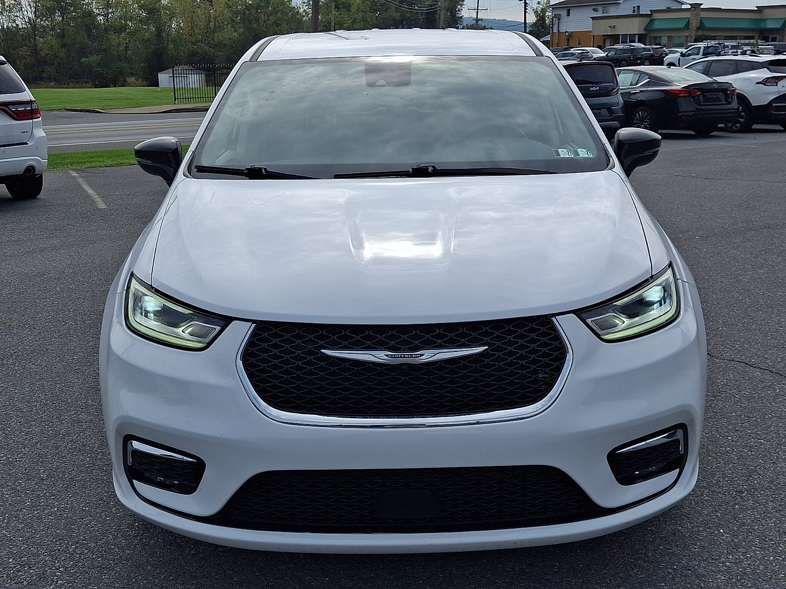 Used 2024 Chrysler Pacifica Touring-L FWD image 2