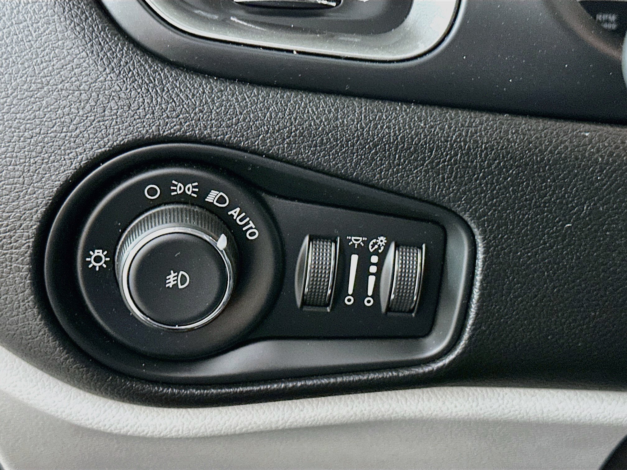 Used 2019 Jeep Renegade Limited w/ LED Lighting Group AWD/4WD image 16