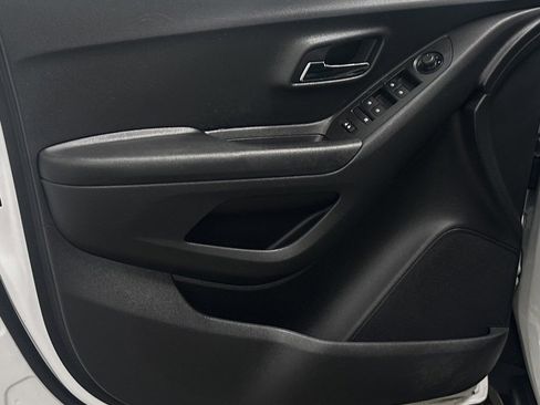 Certified 2022 Chevrolet Trax LS w/ Tint and Cruise Package image 7