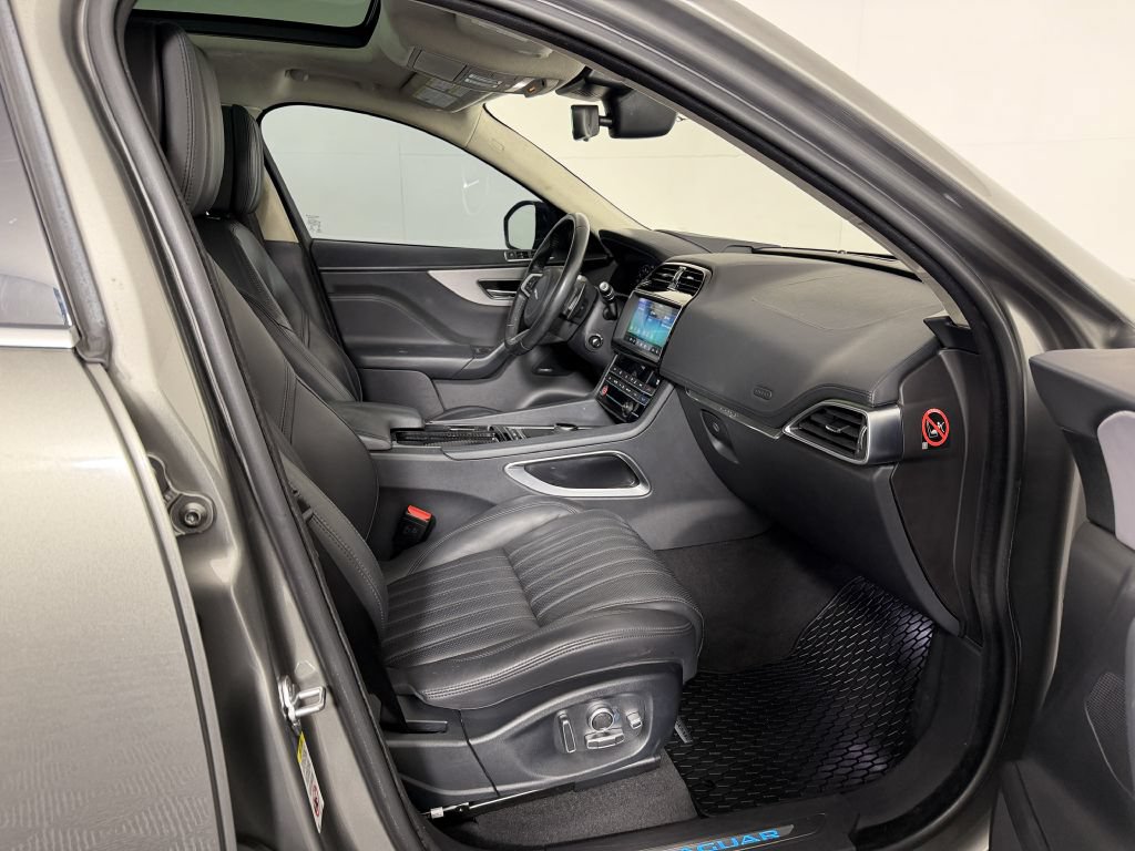 Used 2019 Jaguar F-PACE Portfolio AWD/4WD image 22