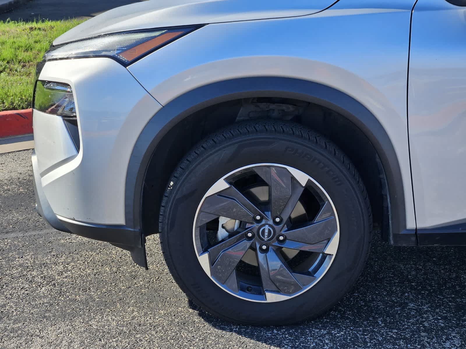 Used 2024 Nissan Rogue SV FWD image 8