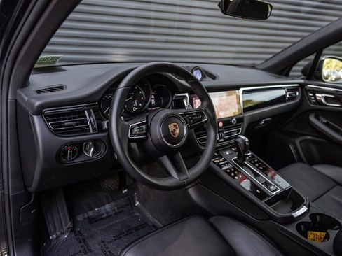 Certified 2025 Porsche Macan image 4
