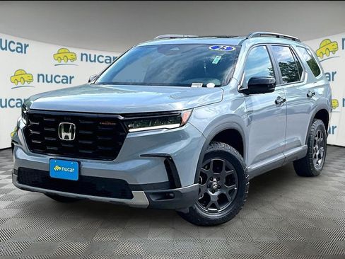 Used 2025 Honda Pilot TrailSport image 3