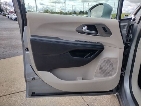 Used 2021 Chrysler Pacifica Touring-L FWD image 9