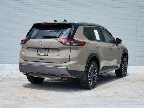 Used 2025 Nissan Rogue SL w/ Tech Package FWD image 8