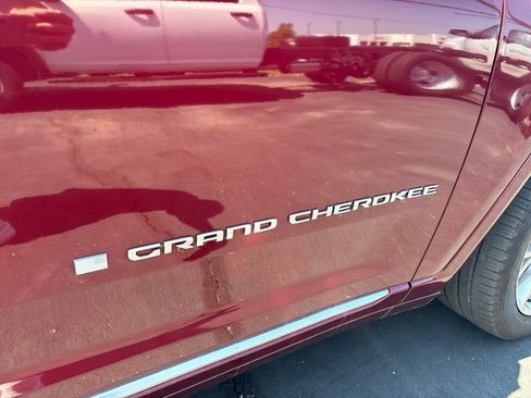 Used 2025 Jeep Grand Cherokee Summit AWD/4WD image 17