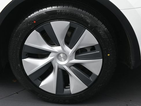 Used 2024 Tesla Model Y 2WD image 33