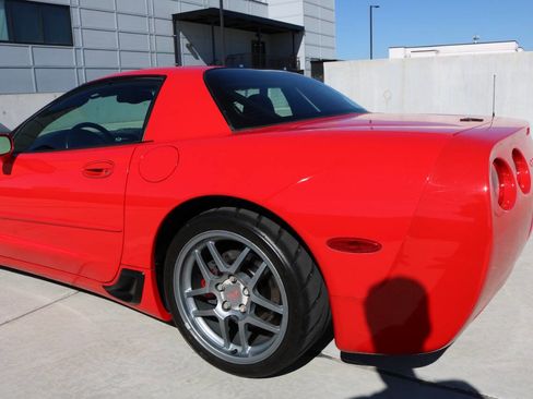 Used 2001 Chevrolet Corvette Z06 w/ Memory Pkg image 18