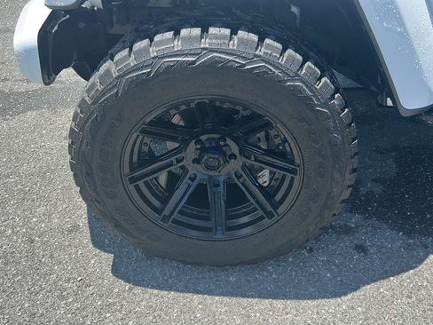 Used 2021 Jeep Gladiator Overland AWD/4WD image 10