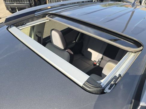 Used 2018 Toyota RAV4 XLE FWD image 3