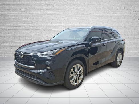 Certified 2026 Toyota Highlander Limited AWD/4WD image 3